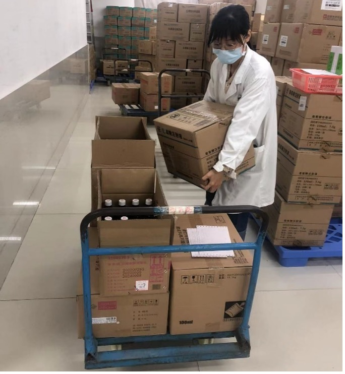 5靜配中心藥師親自上陣搬運(yùn)消毒用品1